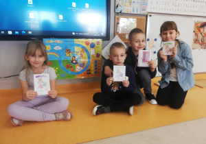 dzieci pokazują wykonane książeczki